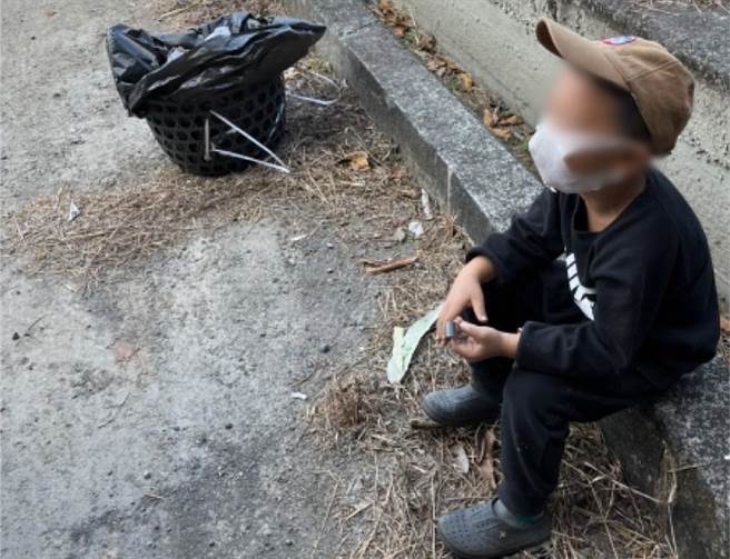捡了一整天的垃圾，让男童吃不消，坐在路旁休息都快睡着。（图／翻摄爆废公社）