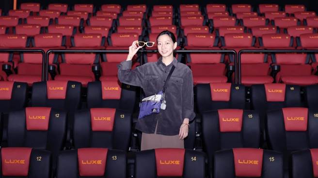 陳妤到嘉義in89豪華影城的LUXE巨幕廳觀賞《蜘蛛人：無家日》。（RealD提供）
