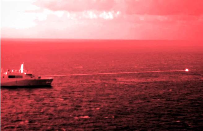 美军波特兰号以雷射武器击沉1艘小艇，这是由红外线摄影机拍摄的，军用雷射的波长太短，肉眼无法见。(图/美国海军)