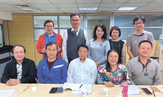 中华都市更新全国总会创会长吴锦宗（前排中）呼吁政府正视「整合人」问题，都更危老的推动将进入一个「新的里程碑」。图／中华都市更新全国总会提供
