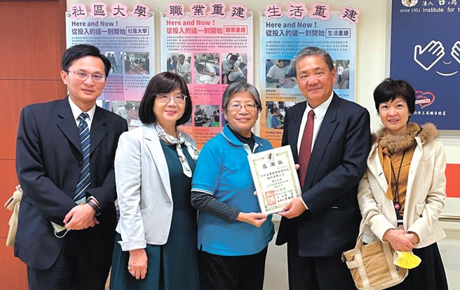 合库投信至财团法人台湾盲人重建院致赠专款，台湾盲人重建院院长张自（左三）、合库投信董事长林柏裕（右二）、合库投信总经理黄慧文（左二）合影。图／合库投信提供