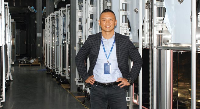 在总经理陈玟翰带领下，积极开发对应关灯工厂与工业4.0需求的自动化工业烤箱，其周遭就是预备出货的各类型自动化烤箱。图／傅秉祥