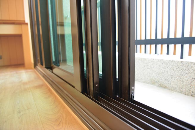 全天候「多轨道双层隔音窗」设计可以提供单、双道复层玻璃气密窗规划，结合多层窗扇轨道，寒流来袭可阻隔寒风进到屋内。图／业者提供