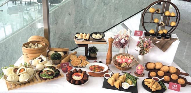 今年台北食品系列展，百城机械主打生产冷冻食品及烘焙五重（层）馅的自动化机台，还有超音波切刀饼乾；图为运用百城设备产制的各类产品。图／百城机械提供