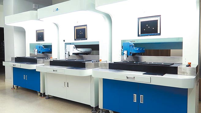 慧眼自動點膠機免治具，自動校正旋轉位移，輕鬆讓製程再升級。圖／業者提供