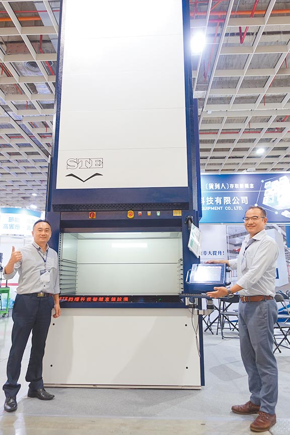 钧曜科技总经理李易颕（左）、经理纪颖秀和该公司智慧仓储系统合影。图／黄俊荣