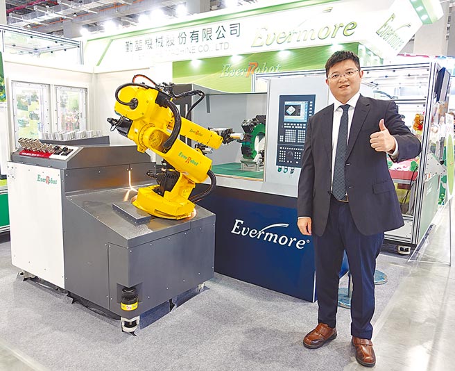 勤堃機械總經理廖河誠，展示該公司將機械手臂融入自動化生產線中的智能化系統。圖／黃俊榮