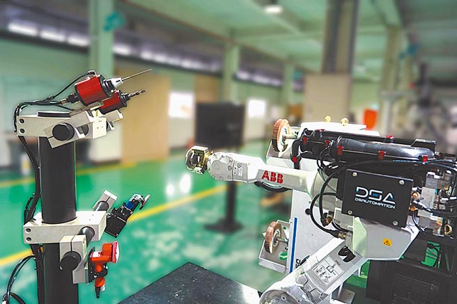 去刺、研磨系统，可加工复杂外型或曲面之铸件，应用范围普及于汽机车、航太加工、五金等。图／DSA提供