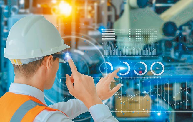 AI智能扩增实境视觉系统，结合扩增实境系统（AR），辅助人员进行辨识、计数、流程导引等作业，让虚实整合更加直观。图／所罗门提供