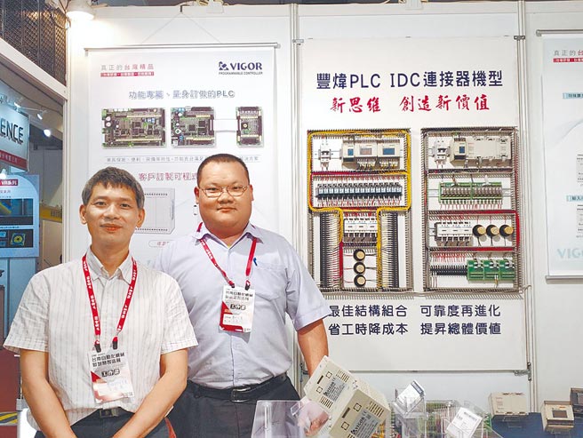 慶明企業余宗衍（右）與豐煒科技FAE李國康（左）在台南機械自動化展。圖／陳逸格