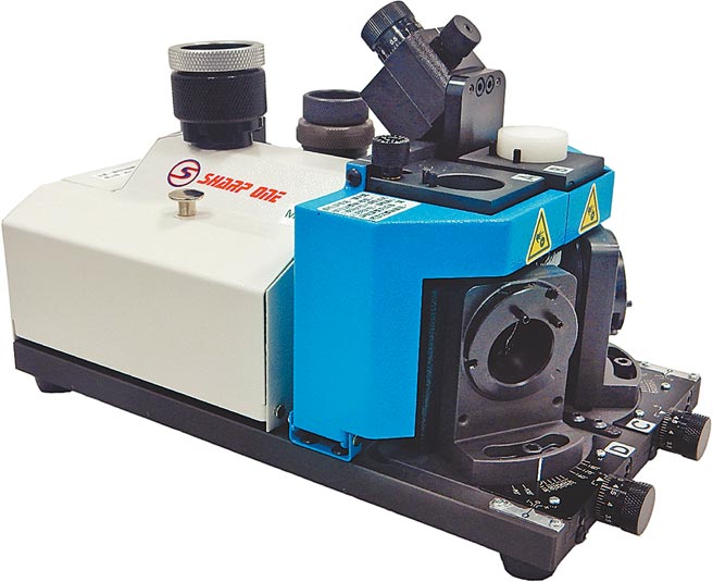 荣获台湾精品奖与国家发明创作奖肯定的摩特立「复合多功能钻头研磨机M12LSB」。图／摩特立提供