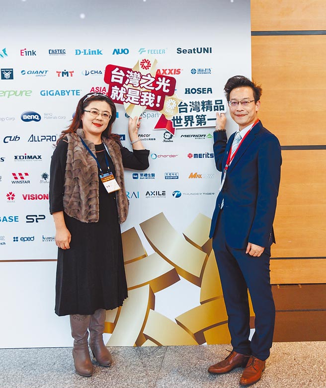 和昕精密科技公司董事长魏煜成（右）贤伉俪，在台湾精品奖颁奖后合影。图／黄俊荣