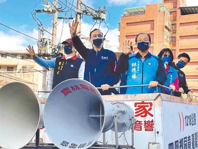 前立委林濁水直指民進黨在反萊豬議題無法攻城掠地，是因為傲慢推走了民眾。圖為國民黨主席朱立倫14日率黨籍立委掃街宣講公投案。（葉書宏攝）