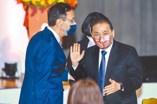 国民党主席朱立伦（左）与侯友宜（右）14日共同出席吴舜文新闻奖颁奖典礼，两人在场内热情互动。（邓博仁摄）