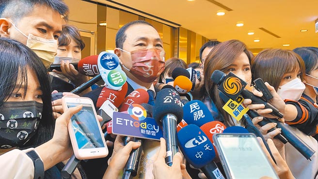 国民党主席朱立伦、新北市长侯友宜14日下午出席第35届吴舜文新闻奖颁奖典礼，侯友宜会后受访。（叶书宏摄）