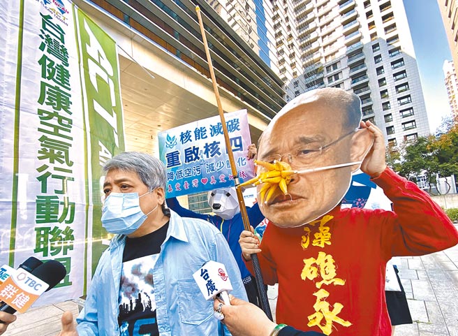 台湾健康空气行动联盟理事长叶光芃14日抨击，民进党恫吓藻礁公投若通过，中火将多烧500万吨煤，有负民意托付，将公投当成换取选票政治工具。（卢金足摄）