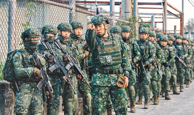 《远见》最新民调显示，两岸若开战有51.3％的民眾不愿意上战场。图为国军训练示意图（本报资料照片）