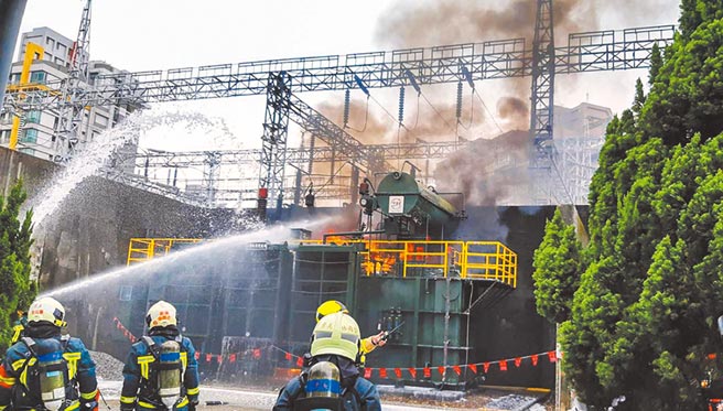 台北市万隆变电所12日上午发生火警，造成双北30万户大停电。（中新社）