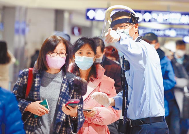 Omicron变异株入侵各国，我国近期也检出首例感染者。图为春节检疫政策14日首日上路，吸引大批民眾返台（范扬光摄）