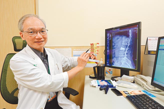亚洲大学附属医院脊椎矫正科主任陈衍仁，在人体器官模型上指出王妇骨折部位。（林欣仪摄）