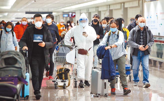 桃园国际机场第三航厦主体工程已开工，预计专案引进逾2000名外籍移工。行政院政务委员、公共工程会主委吴泽成昨表示，他已建议桃机公司规画防疫规格的移工宿舍，让移工能够就近隔离。图为春节检疫政策14日首日上路，吸引大批民眾返台。（范扬光摄）