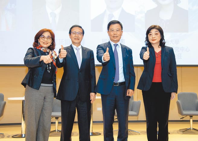 中信银行总经理陈佳文（左二）、《远见》社长杨玛利（左一）、国泰人寿总经理刘上旗（右二）与国立政治大学金融科技研究中心主任王俪玲（右一），共同交流数位金融转型的发展心得。（中信银行提供）