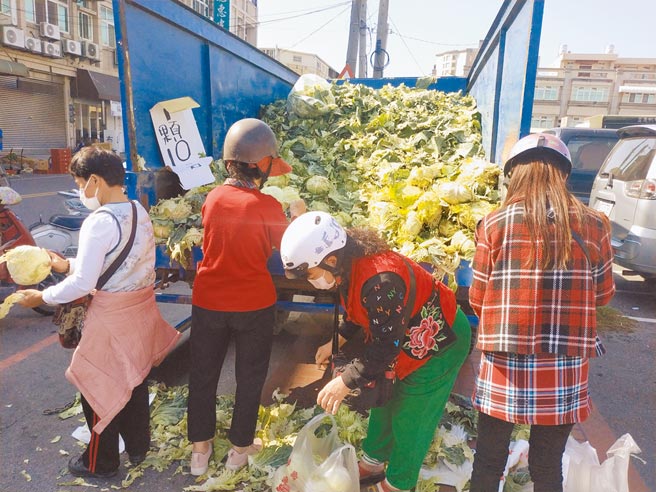 云林县高丽菜量多价跌，农民自己开货车载到传统市场廉售，只求打平拿回成本。（张朝欣摄）