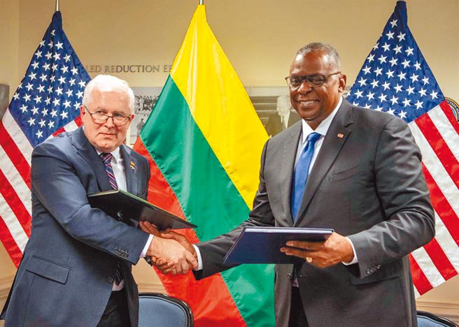 美國國防部長奧斯汀（右）13日在五角大廈接見到訪的立陶宛國防部長艾努沙斯卡斯（左）。對於立陶宛商品無法順利出口至中國，奧斯汀允諾將簽署兩國互惠國防採購協議，改善立陶宛國防貿易，提高雙方軍事相互操作性。（摘自DVIDSP）