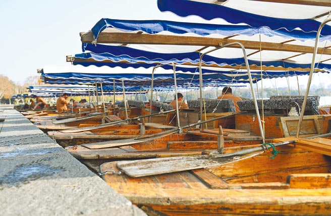 大陆浙江近期疫情爆发，主要集中在寧波、绍兴和杭州三地。图为13日的杭州西湖鲜有游人景况。（中新社）