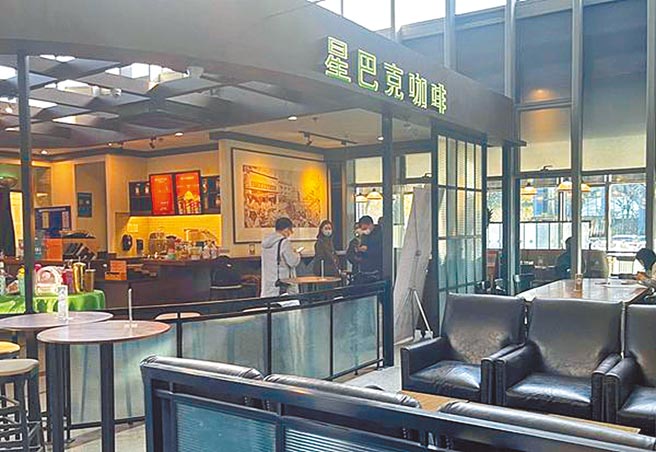 涉食品安全問題，無錫2家星巴克被關閉，圖為星巴克無錫震澤路店接受調查情形。（摘自中青在線）