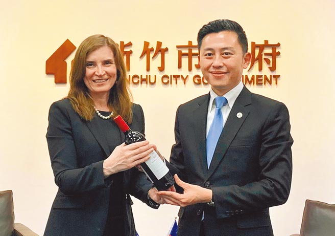 澳洲辦事處新任代表露珍怡近日拜訪新竹市長林智堅，雙方也談及綠色能源議題，盼建構穩固且可靠的供應鏈夥伴關係。（陳育賢攝）