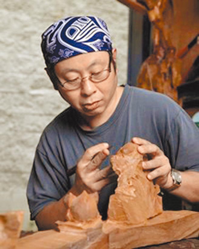 苗栗县政府新增「三义木雕」保存者沈培泽。（苗栗县政府提供／谢明俊苗栗传真）