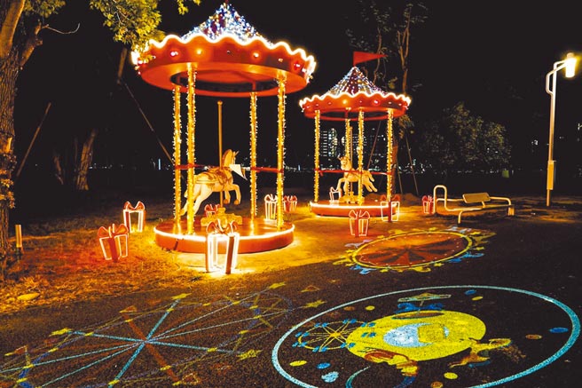 台中市水湳中央公园，出现星光版旋转木马，吸引很多民眾来找寻趣味童年。（台中市府提供／卢金足台中传真）