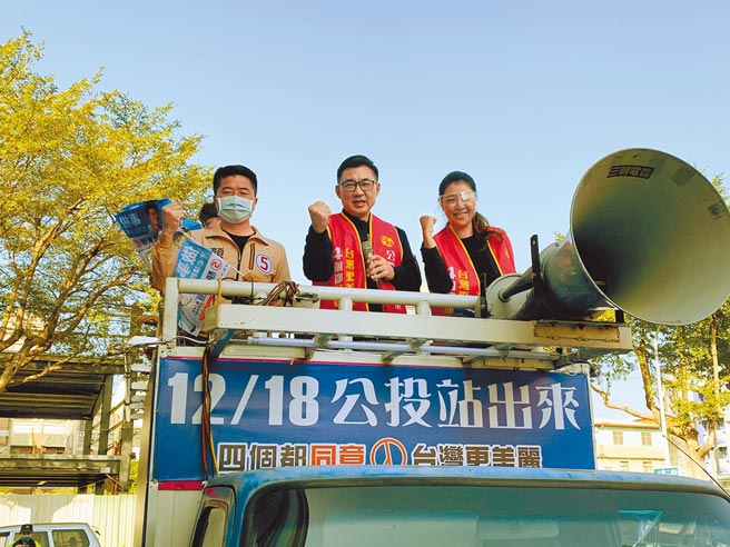 国民党台中二选区立委补选候选人顏宽恒（左起），昨与立委江启臣、许淑华在乌日区公投宣讲。（林欣仪摄）