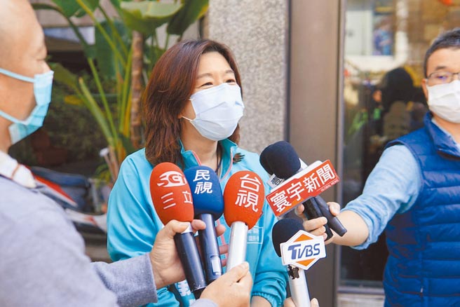 民进党台中二选区立委补选候选人林静仪，昨到龙井区开客厅会，针对藻礁公投议题表达看法。（林欣仪摄）