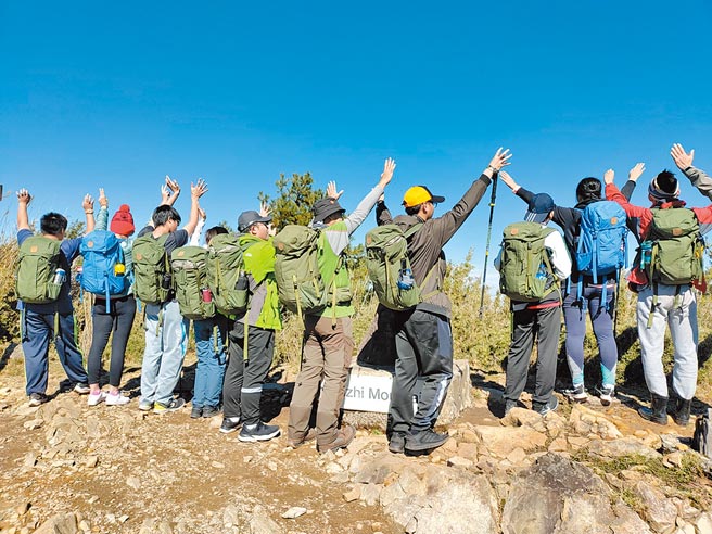 启明学校学生登麟趾山，振臂高呼向山致敬。（玉管处提供／廖志晃南投传真）
