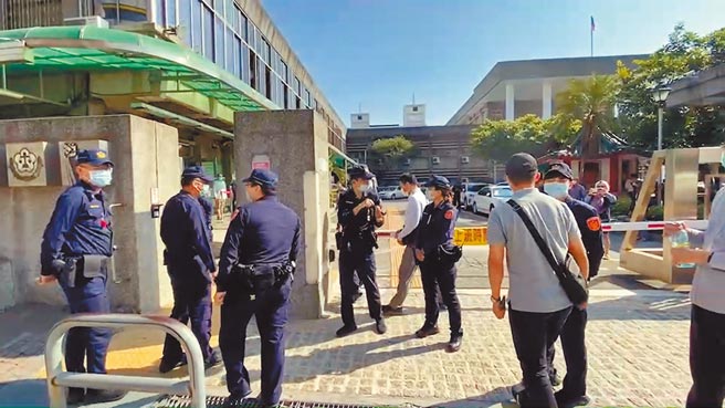 澎恰恰开庭前10分钟突然告病假神隐，让在场媒体、员警和廖姓债主全扑空。（谢琼云摄）