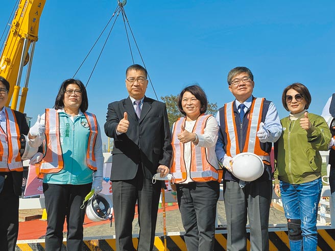 嘉義市新建盧山橋工程上首梁，嘉義市長黃敏惠（右三）、內政部長徐國勇（右四）立委王美惠（右五）、嘉邑行善團理事長徐文志（右二）祈祝工程順利。（廖素慧攝）