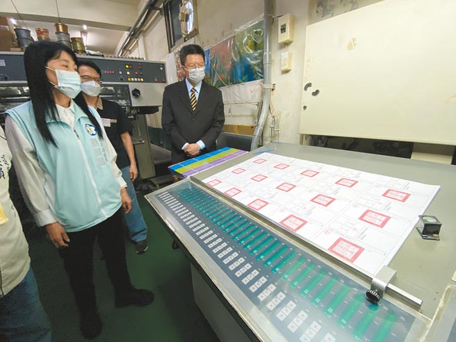 嘉义市选举委员会代理主任委员林建宏（右）偕总干事刘美凤（左）视察公投票印制情形。（廖素慧摄）