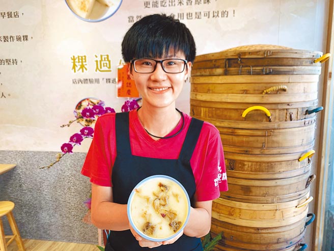 嘉义县中埔乡老字号「铃兰碗粿」二代接班人吕意如，正努力把路边摊老店形象，转化成地方特色店。（吕妍庭摄）