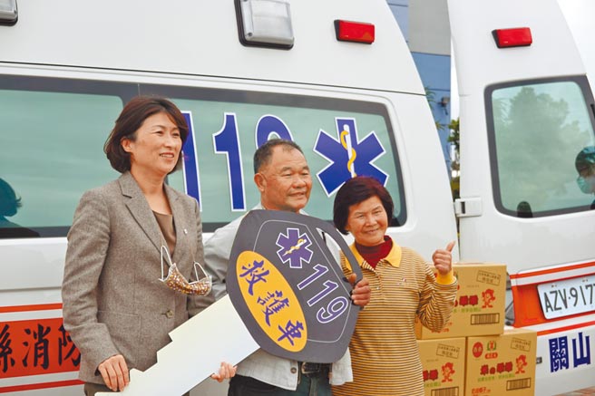 台东农民李清亮（中）14日捐赠救护车给台东县消防局，一偿30年的心愿。（蔡旻妤摄）