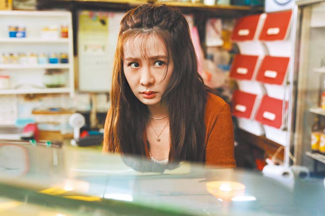 安心亚饰演有社交恐惧症的槟榔西施。（浪LIVE提供）