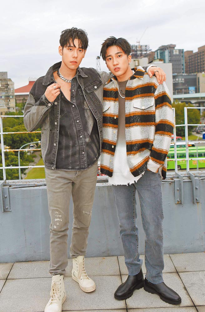 周予天（左）近来推出新歌，邀来娄峻硕合唱，默契十足。（星空飞腾提供）