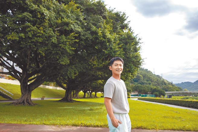 蔡昌宪日前拍摄新歌MV，一人演出独角戏，秀出演技诠释不同情绪特写。（何乐音乐提供）