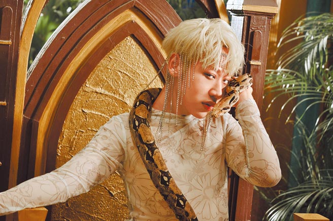 赖晏驹在MV里克服恐惧与蛇共舞。（日向创意提供）