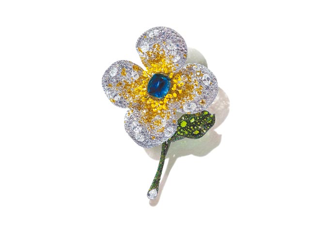 CINDY CHAO庆祝十五周年推出花园系列《花朵》胸针。（CINDY CHAO提供）