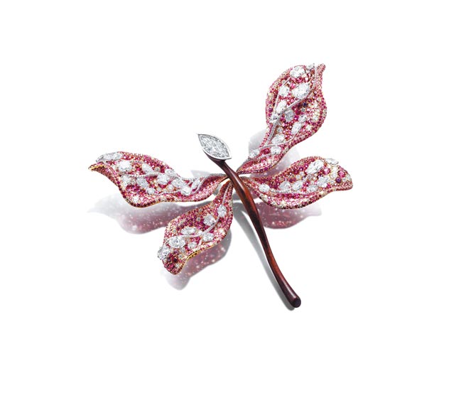 CINDY CHAO庆祝十五周年推出蜻蜓系列《蜻蜓》胸针，白钻、紫檀木。（CINDY CHAO提供）