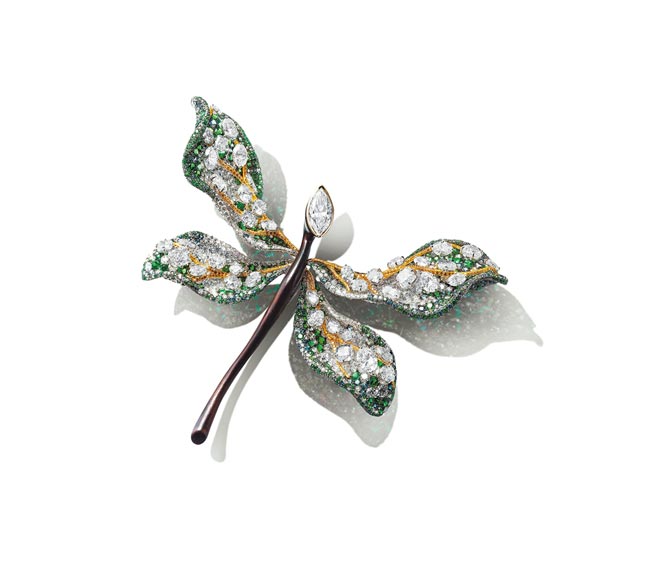 CINDY CHAO庆祝十五周年推出蜻蜓系列《蜻蜓》胸针，白钻、黄金檀木。（CINDY CHAO提供）