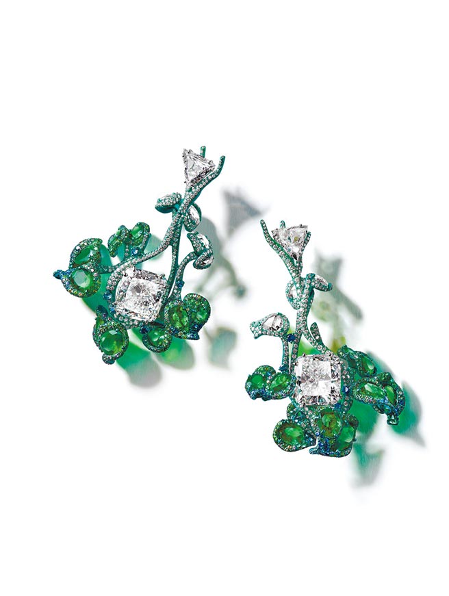 CINDY CHAO大师系列Black Label Masterpiece XVI《晨露绿藤》耳环，两颗白钻主石各约13克拉，14颗祖母绿共16克拉。（CINDY CHAO提供）