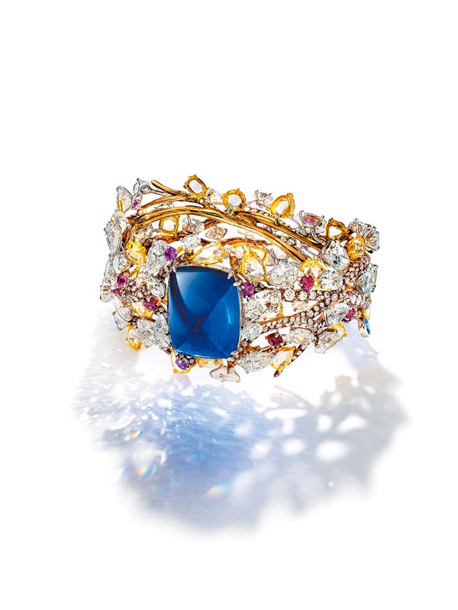 CINDY CHAO大师系列Black Label Masterpiece VI《 塞纳河清晨》手环，主石为50克拉蓝宝石。（CINDY CHAO提供）